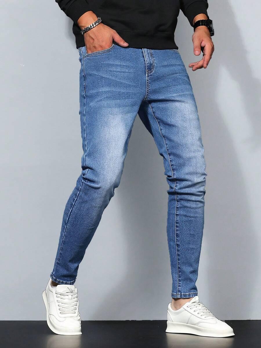 niebieskie spodnie jeans