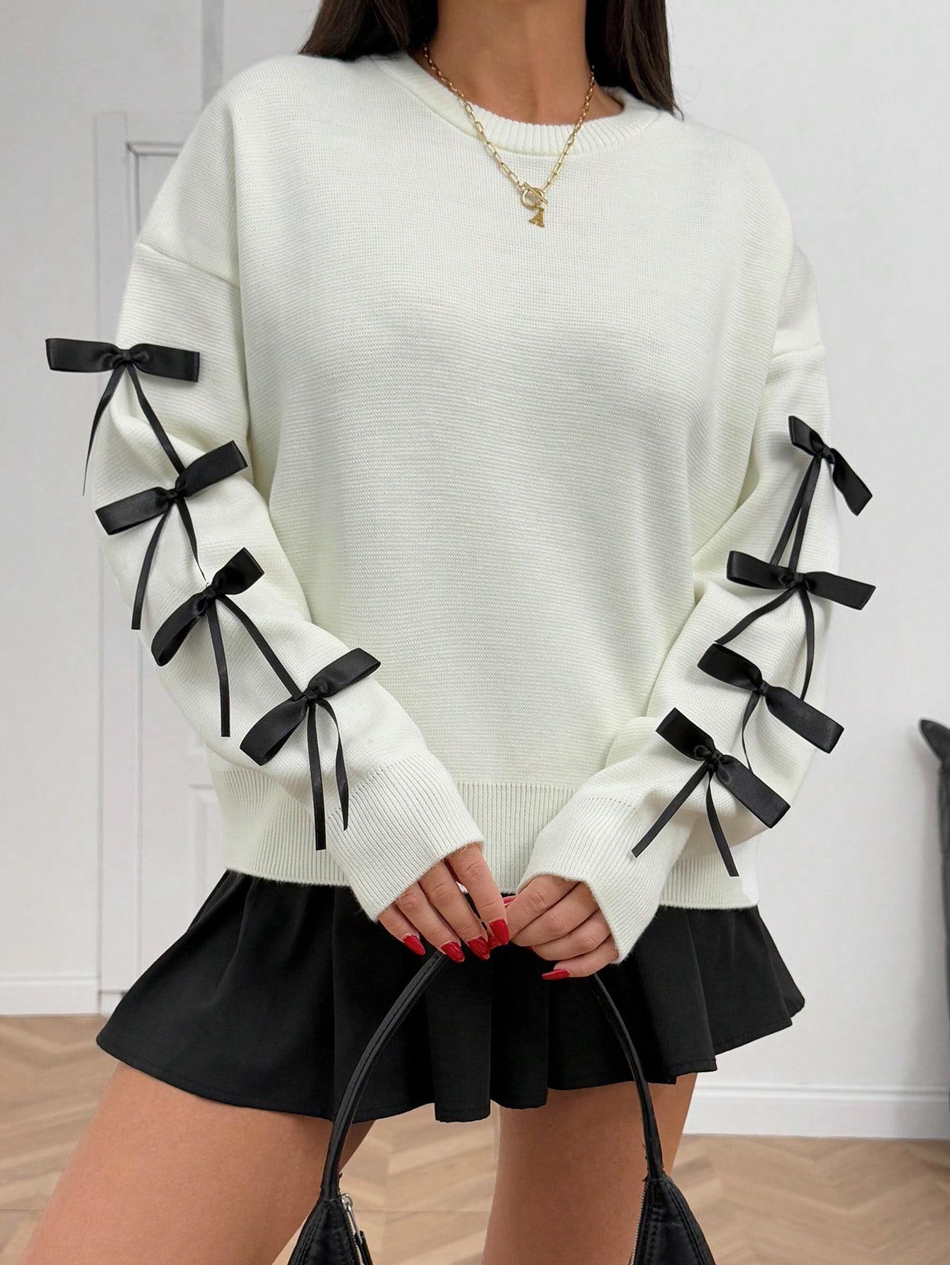SWETER Z KOKARDKAMI