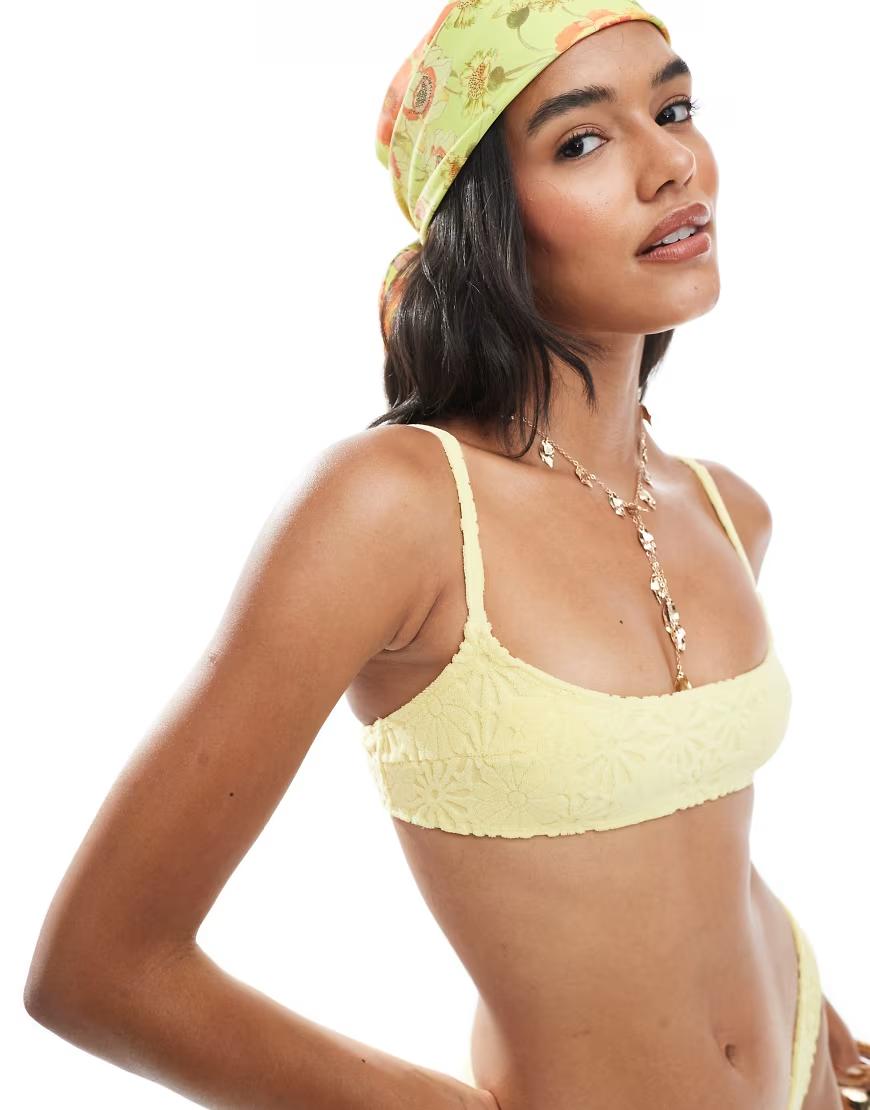 żółta góra od bikini kwiaty