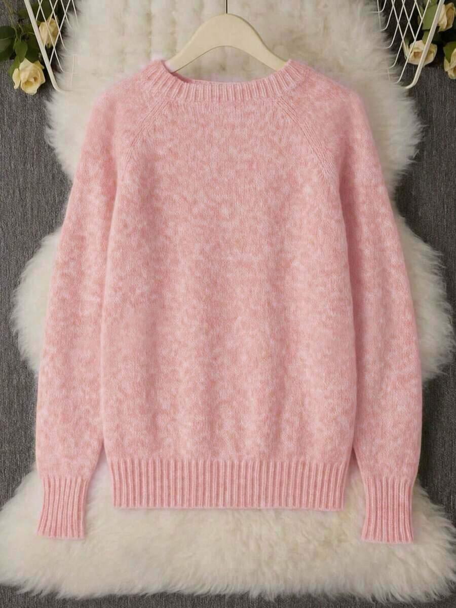 różowy sweter z długim rękawem