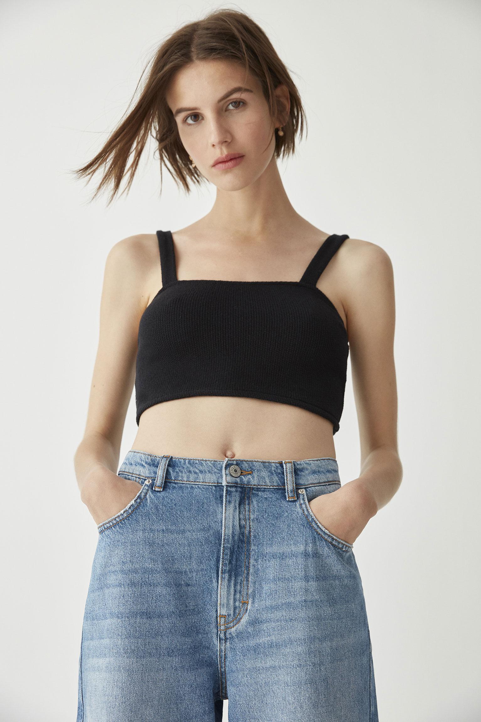 czarny crop top ramiączka
