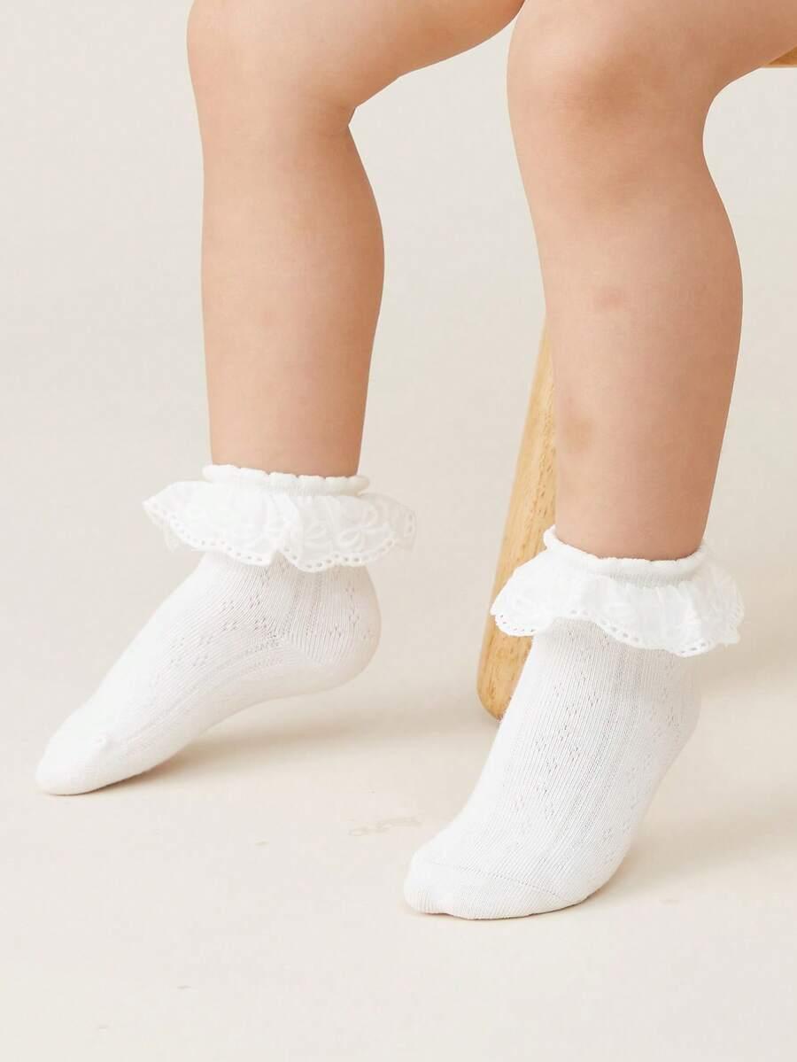 białe skarpetki koronka