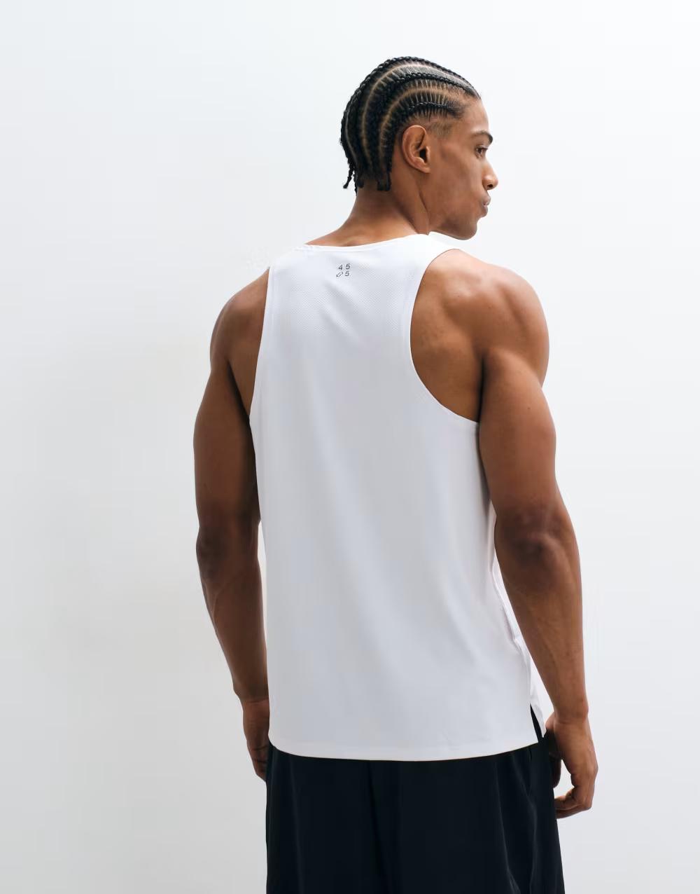 biała sportowa koszulka bez rękawów