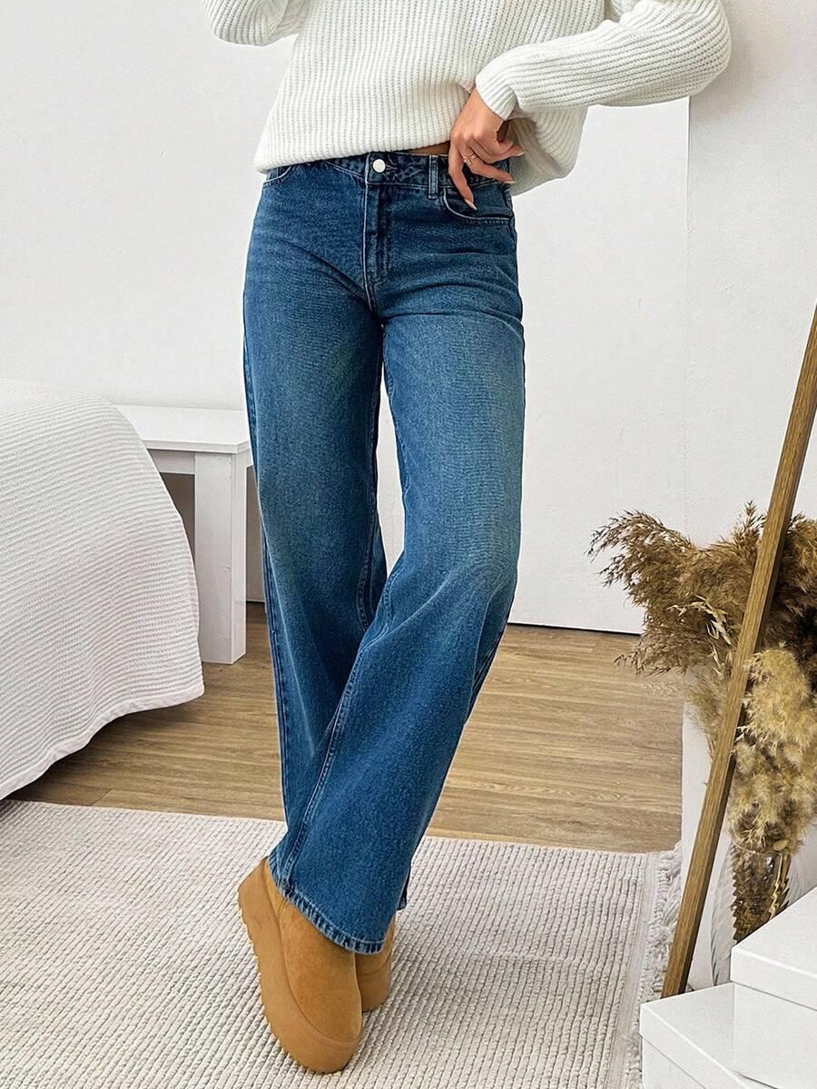 niebieskie spodnie jeans