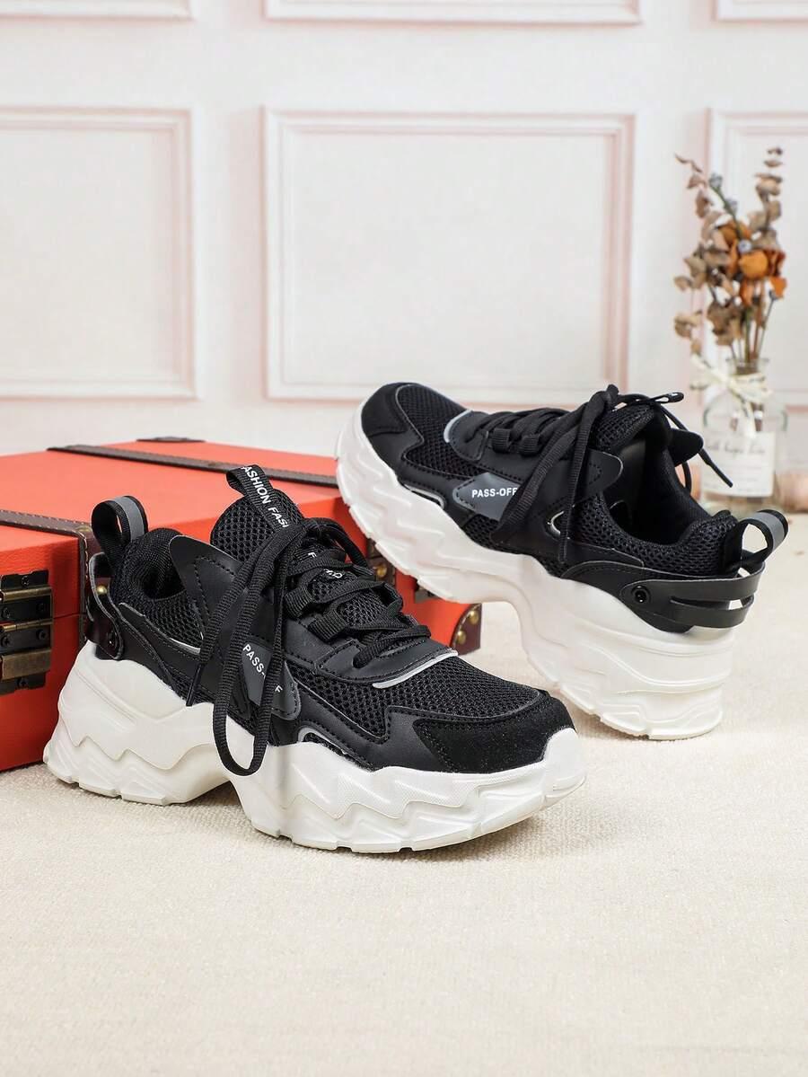 czarne sznurowane buty sportowe