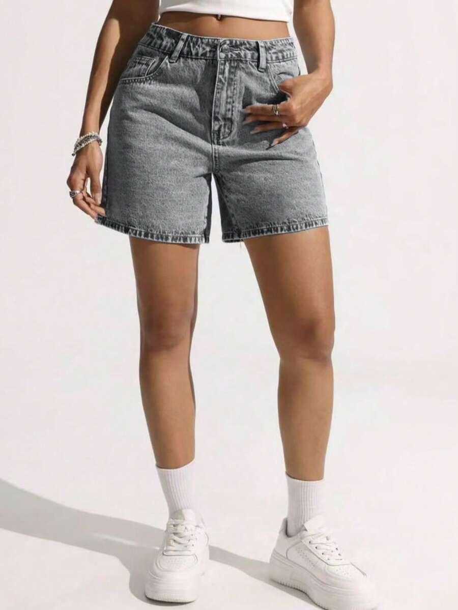 szare spodenki jeans