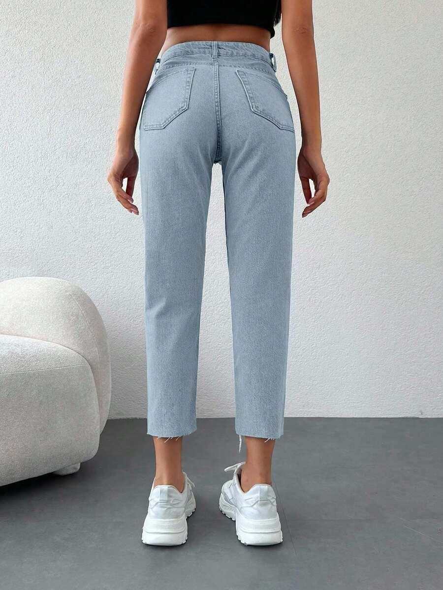 niebieskie spodnie jeans