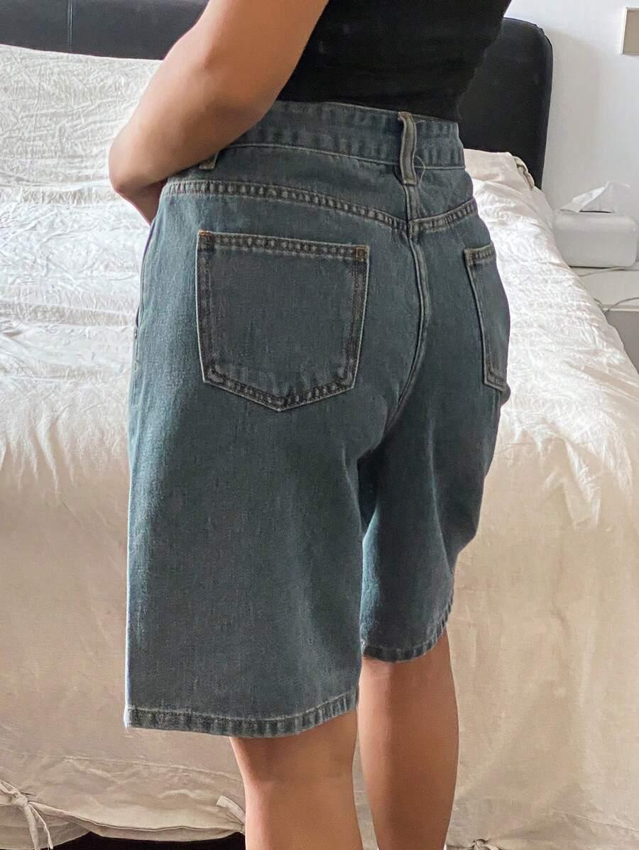 niebieskie spodenki jeans