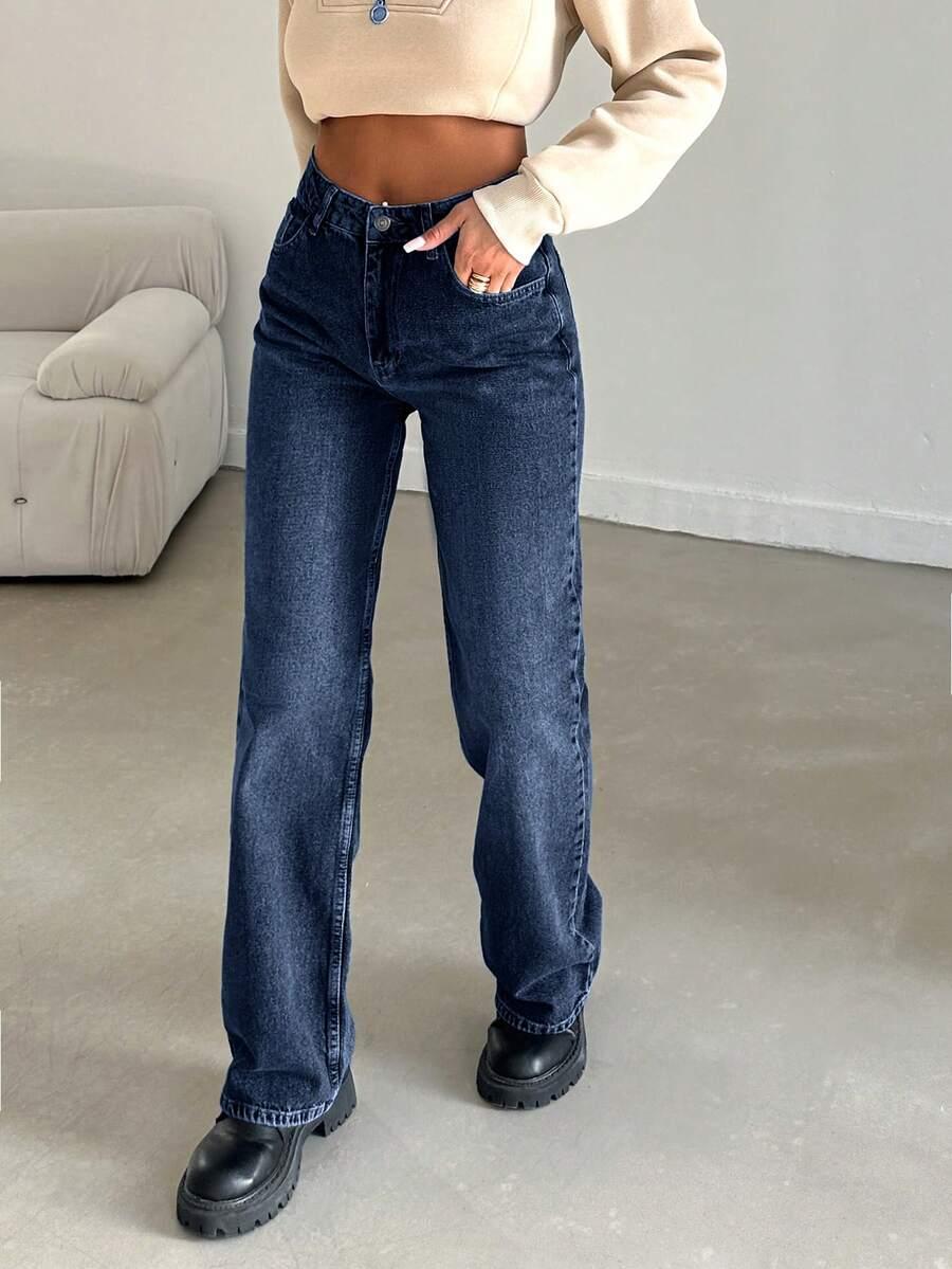 granatowe spodnie jeans