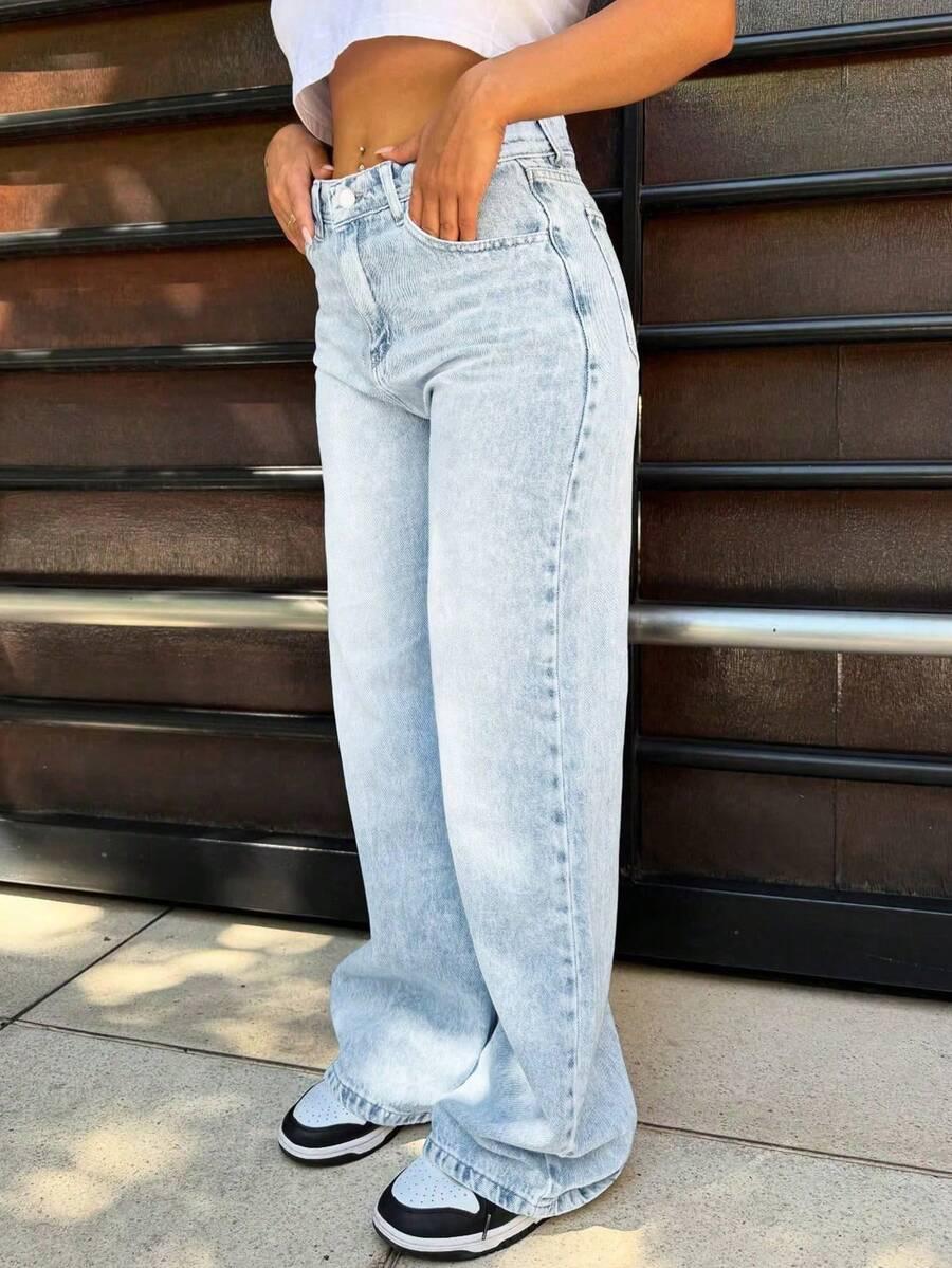 niebieskie spodnie jeans