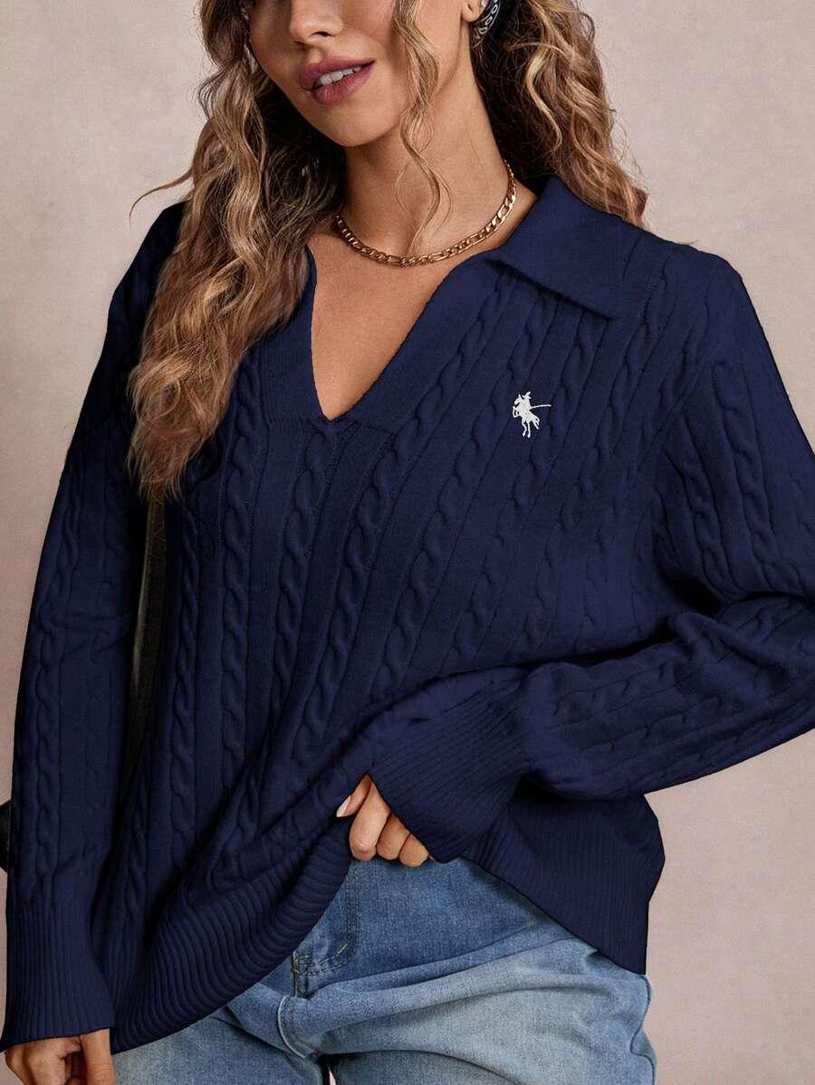 granatowy sweter z długim rękawem