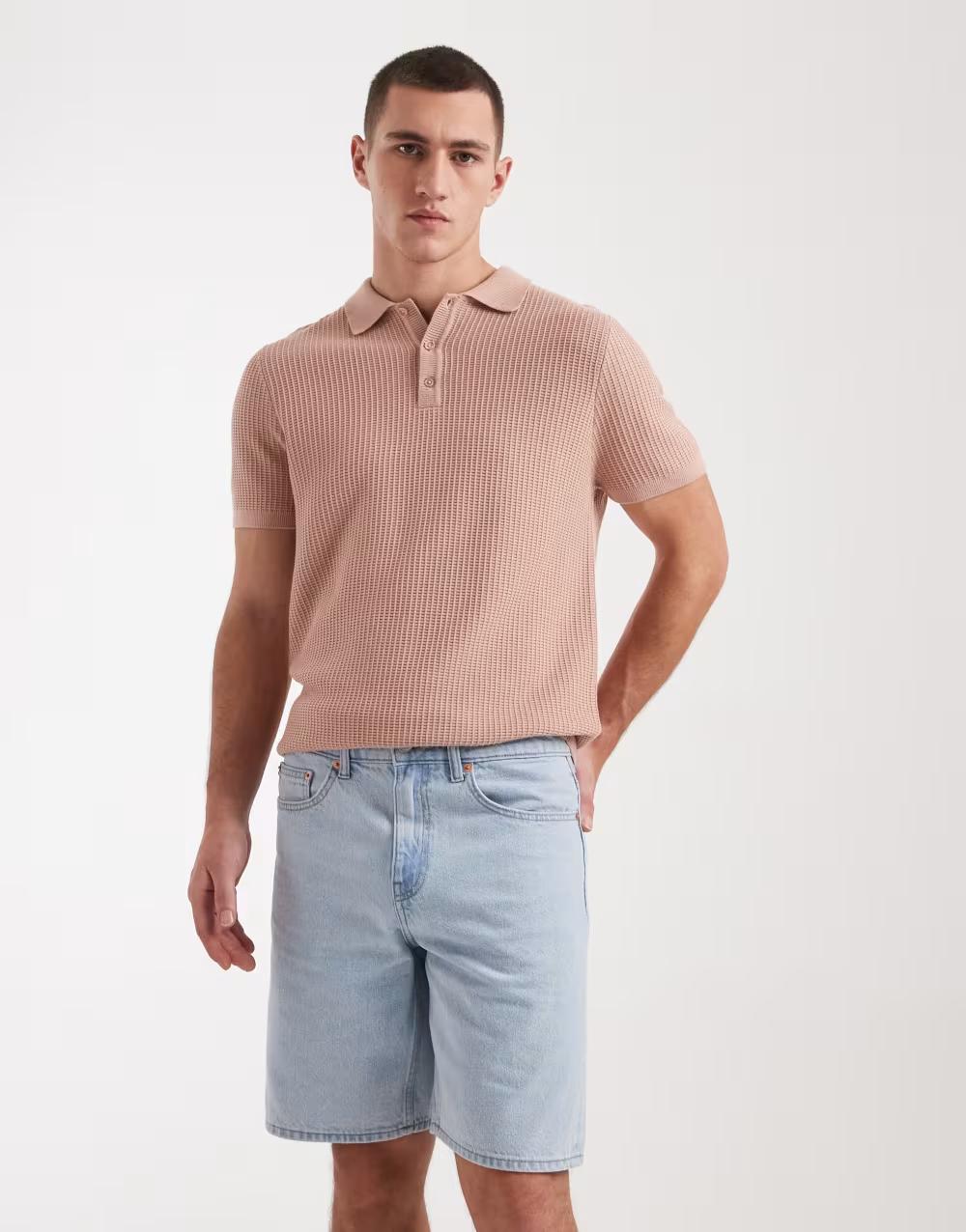 niebieskie spodnie jeans
