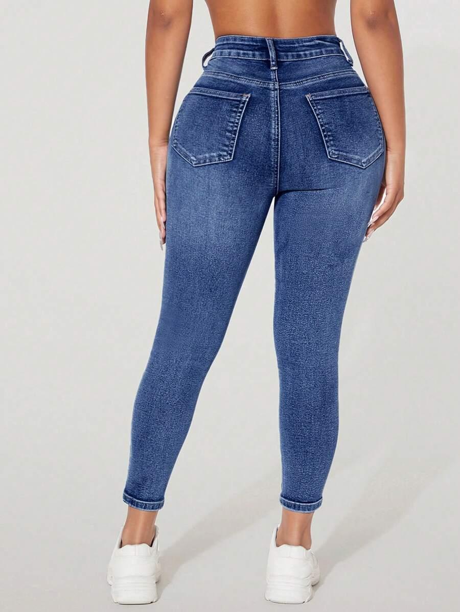 niebieskie spodnie jeans rurki