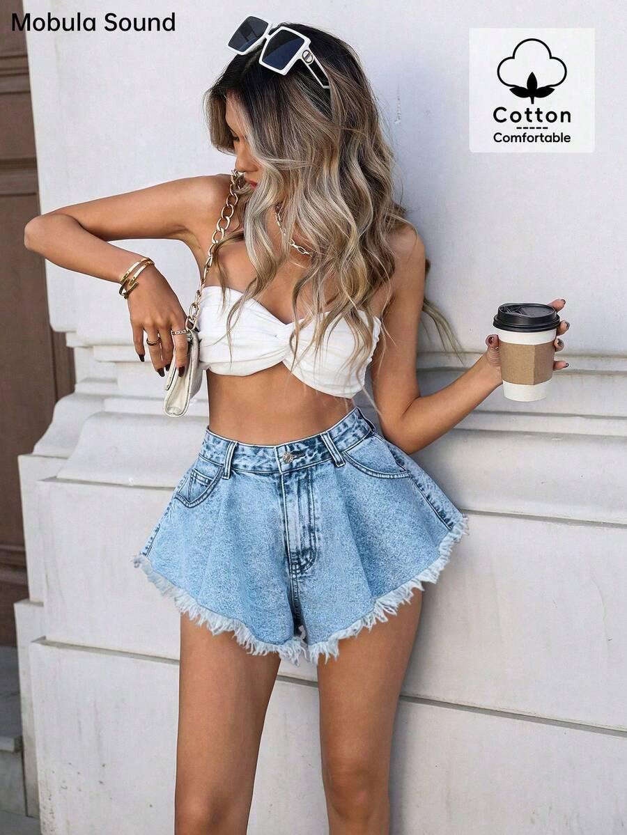 niebieskie spodenki jeans