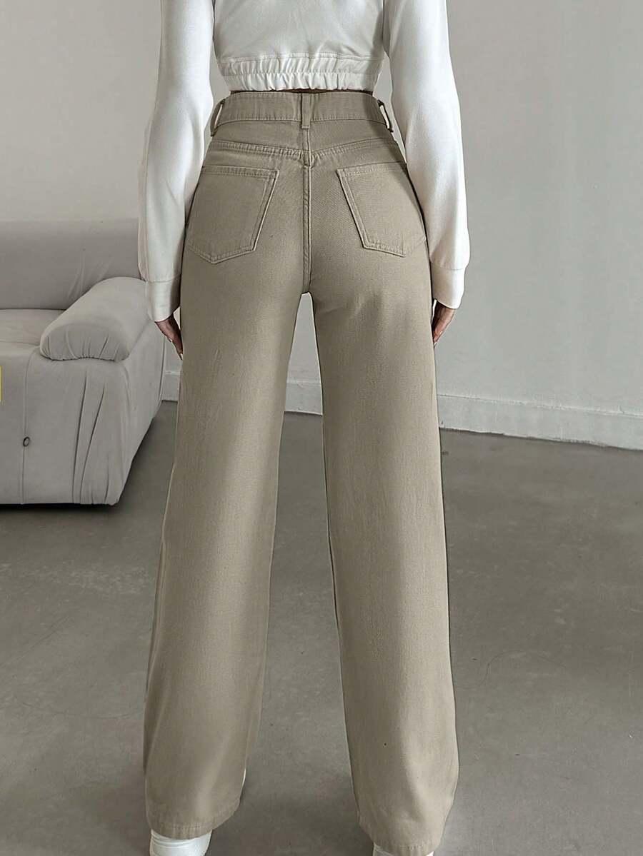 beżowe spodnie jeans