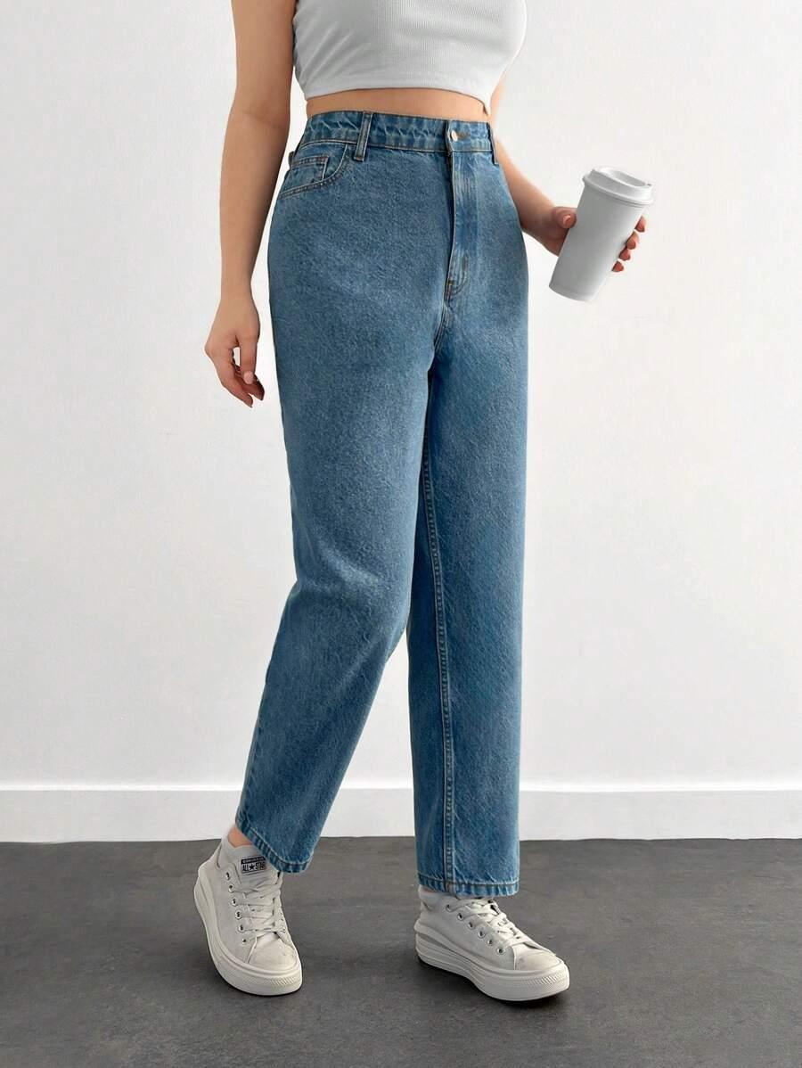 niebieskie spodnie jeans