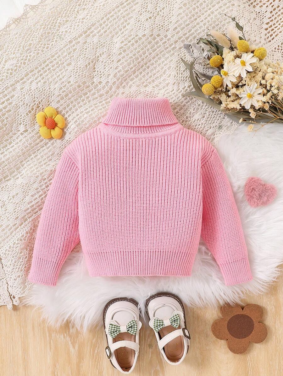 różowy sweter z golfem