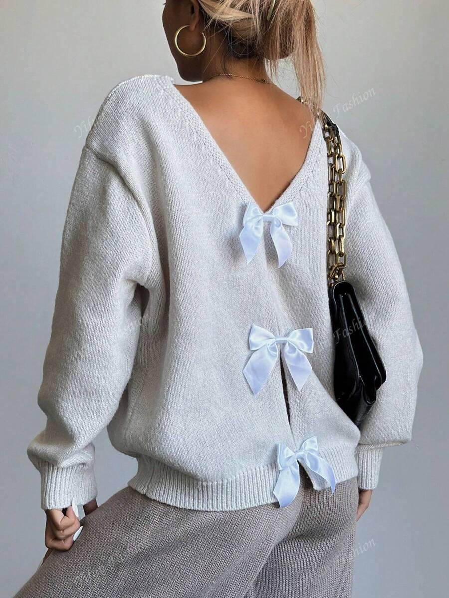 BEŻOWY SWETER KOKARDY 