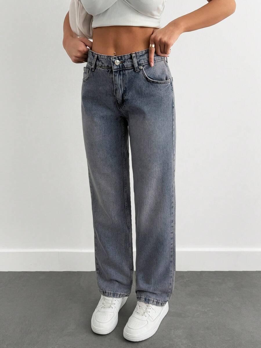 niebieskie spodnie jeans