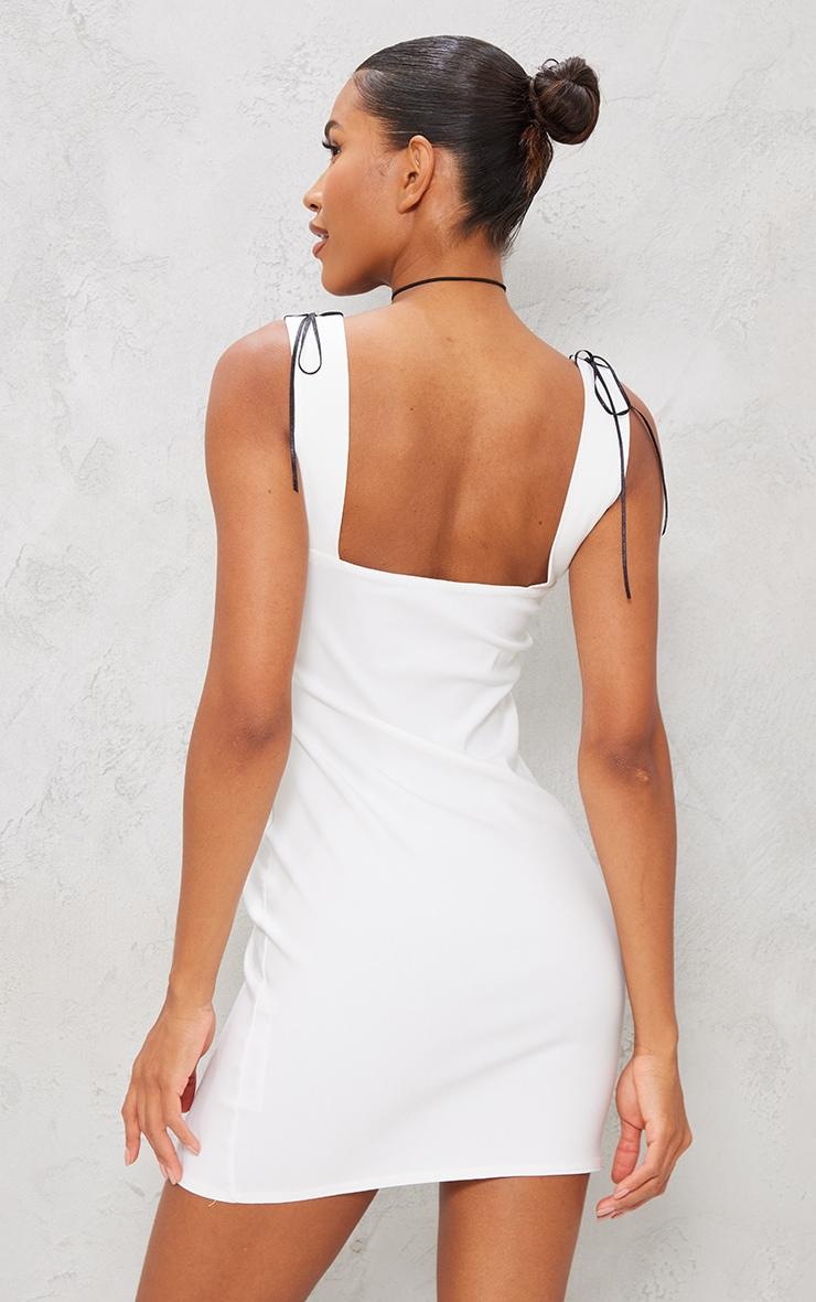biała mini sukienka kontrast