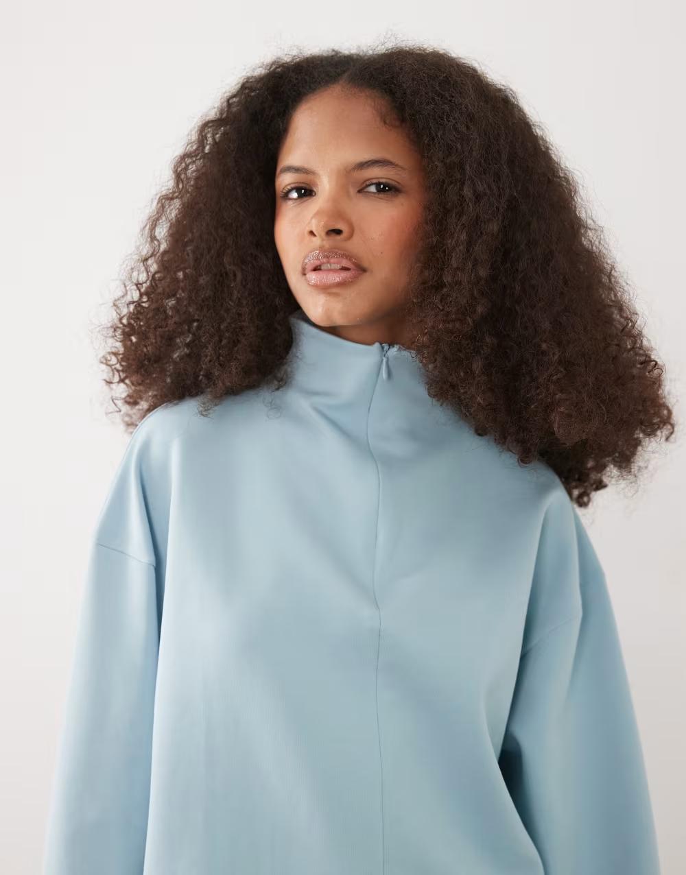 niebieska bluza stójka zip