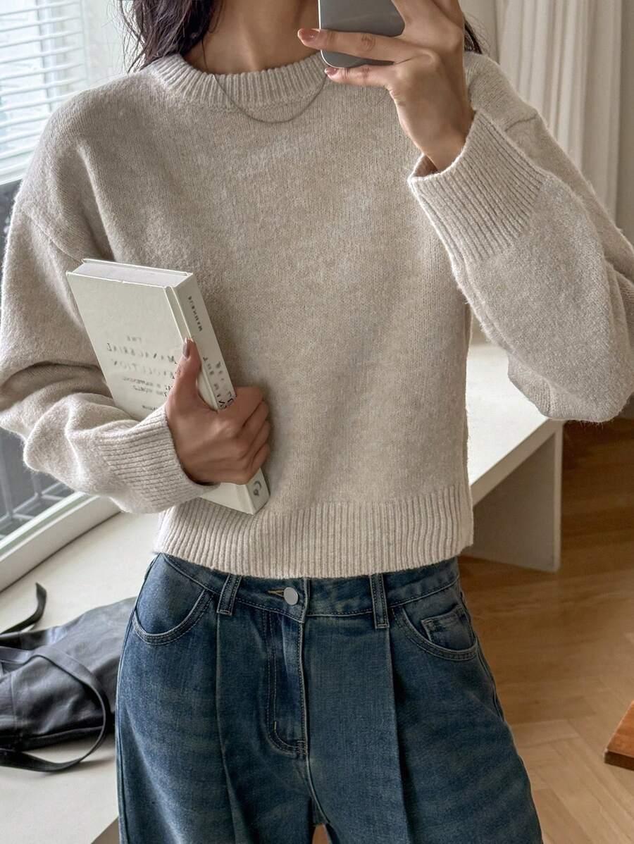 beżowy sweter okrągły dekolt