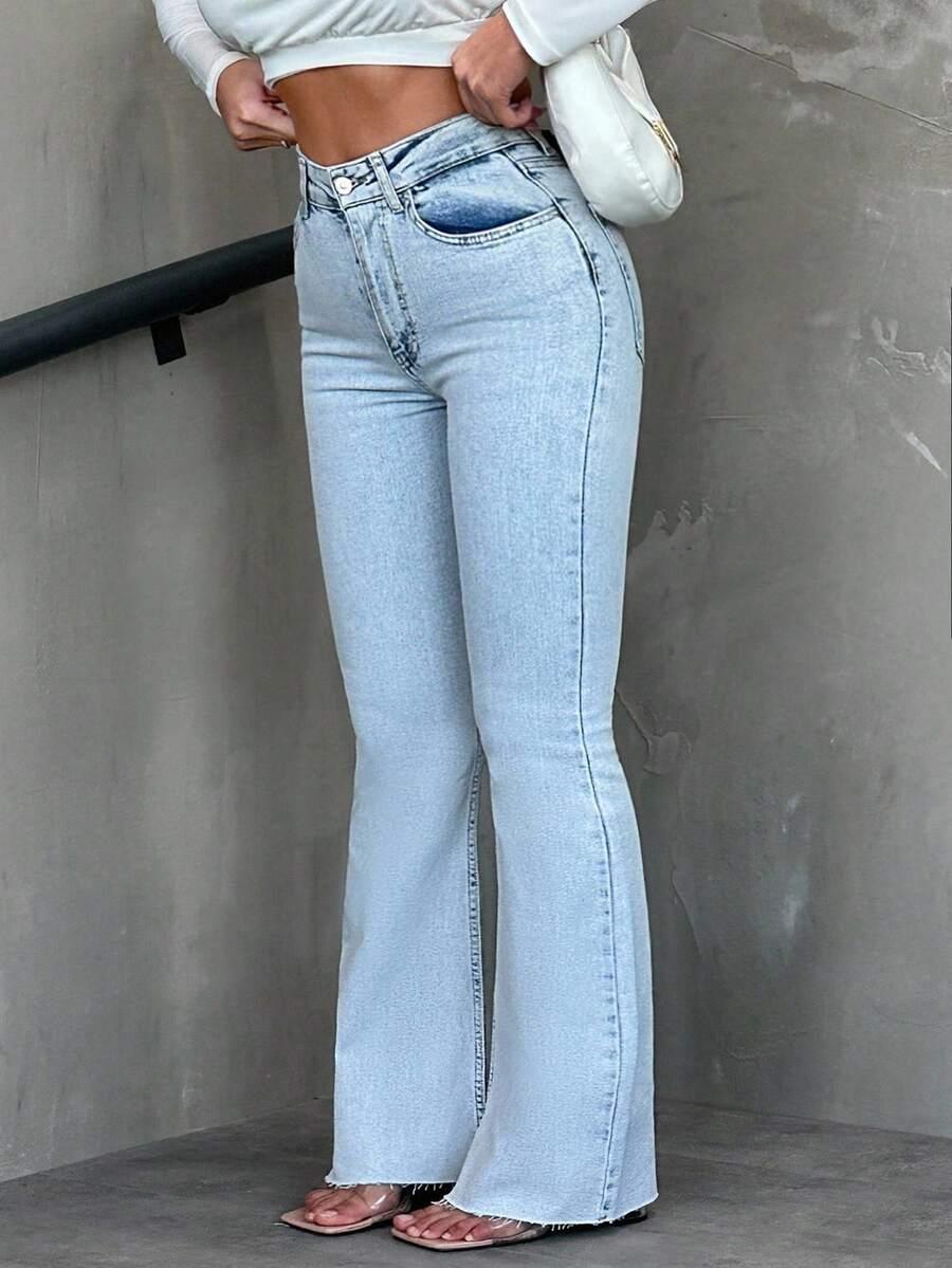 niebieskie spodnie jeans