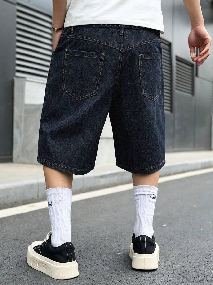 niebieskie spodenki jeans
