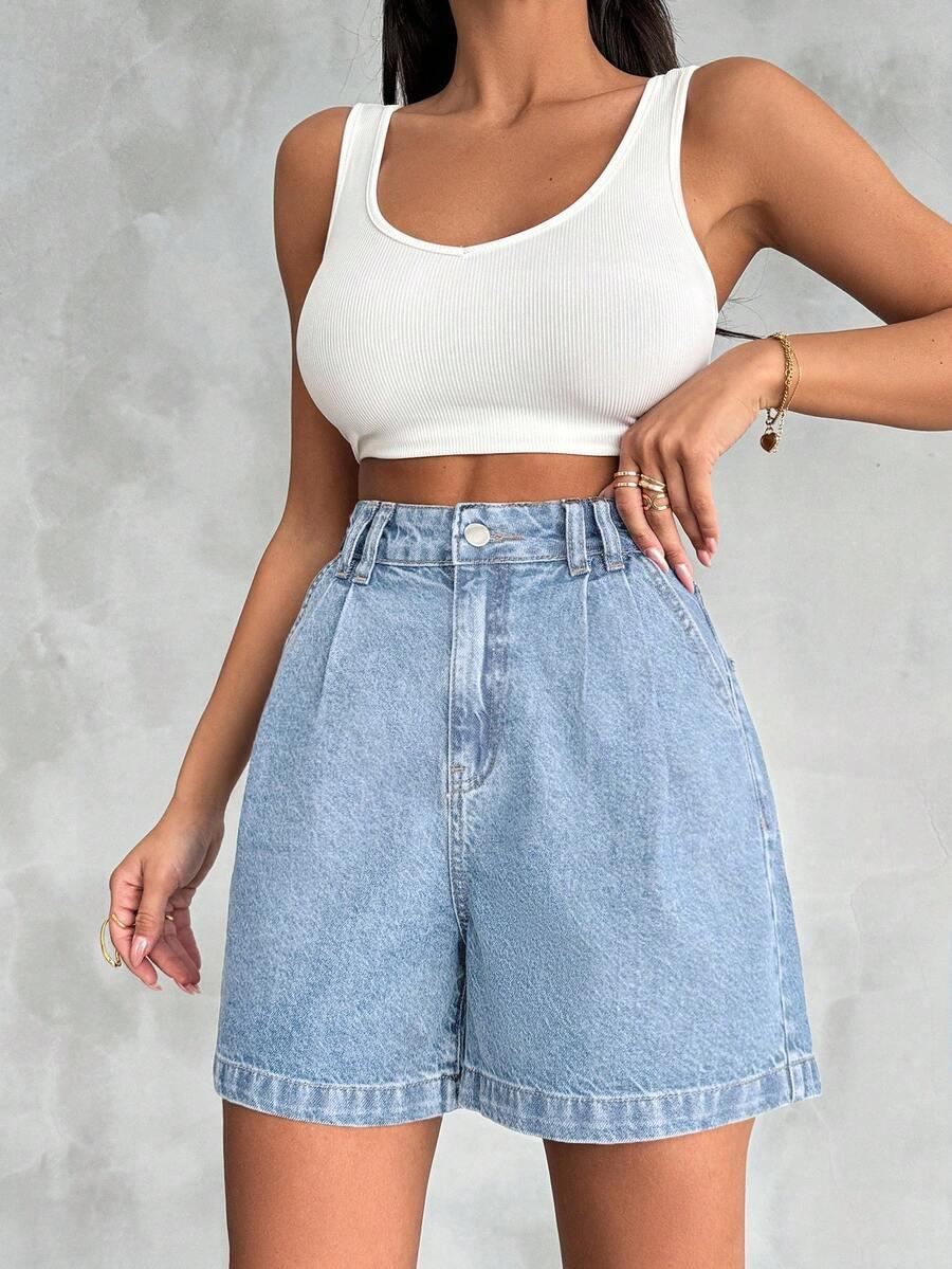 niebieskie spodenki jeans