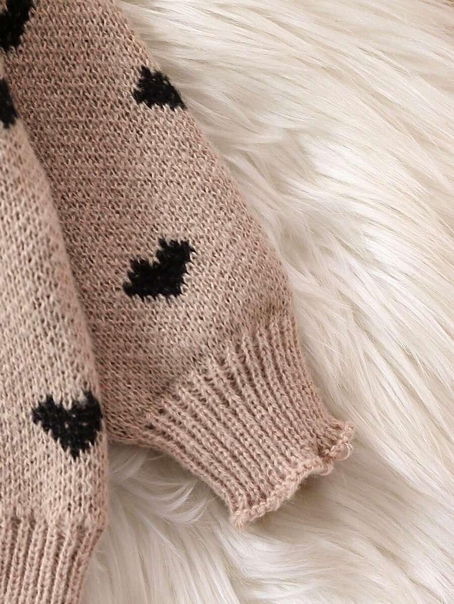 beżowy sweter wzór serca