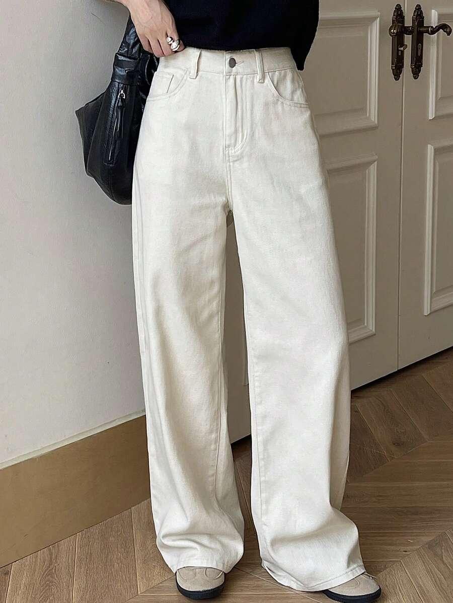 beżowe spodnie jeans