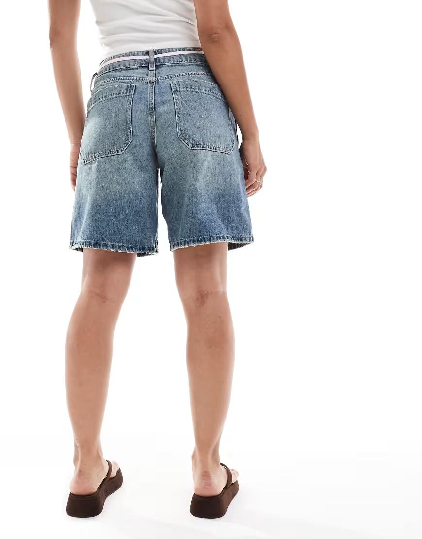 niebieskie spodenki jeans