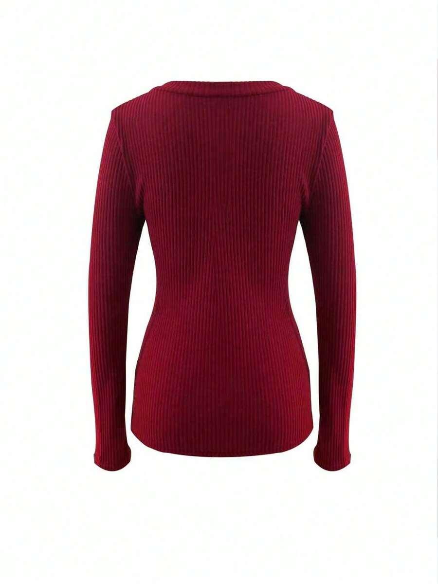 czerwony sweter okrągły dekolt