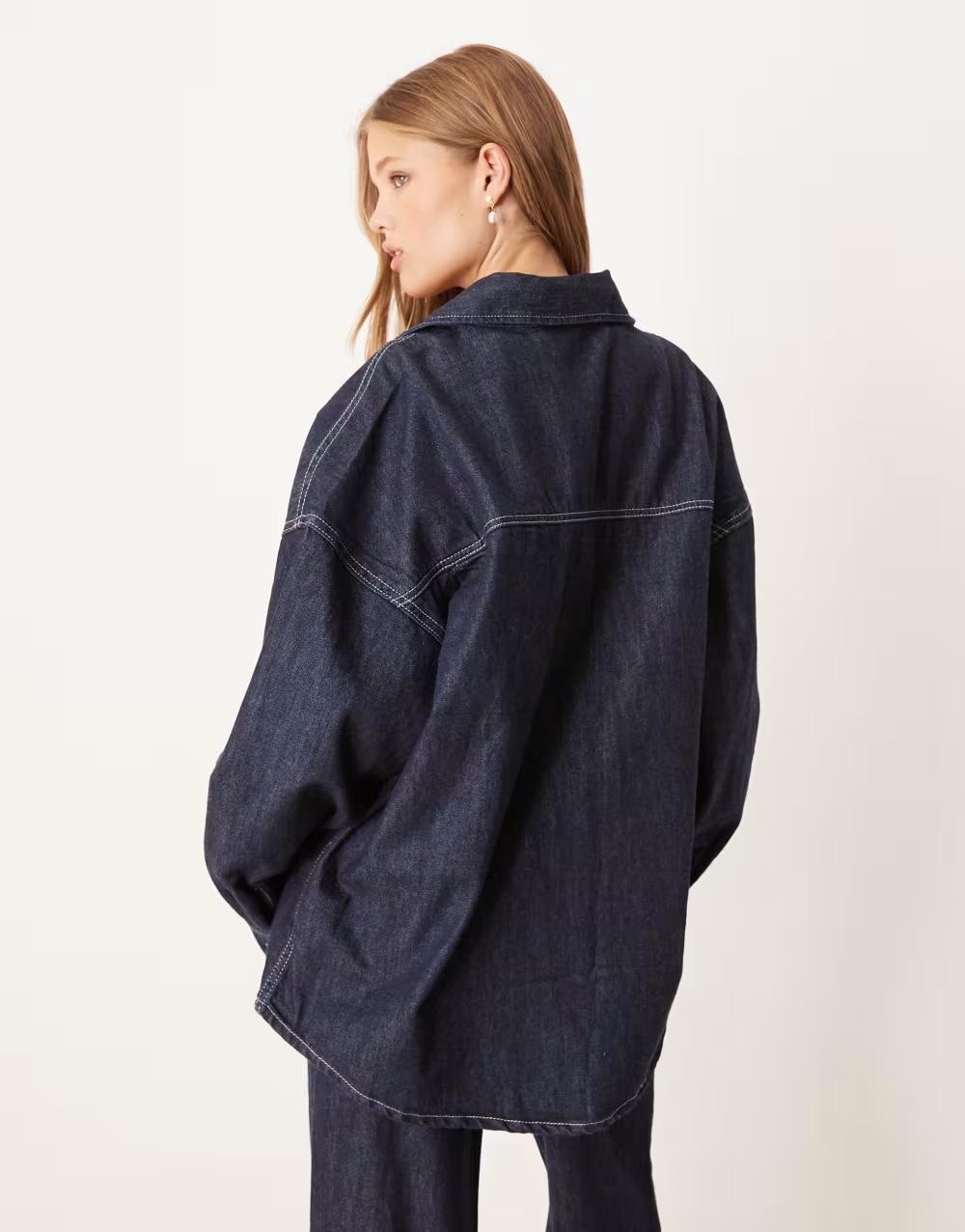 granatowa kurtka jeans