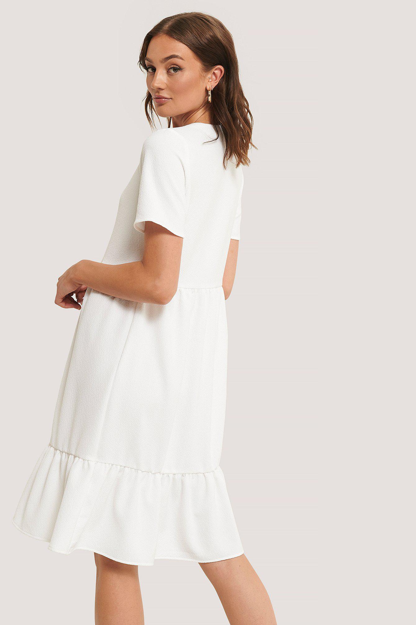 biała sukienka z krótkim rękawem v-neck