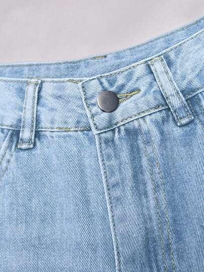 niebieskie spodenki jeans