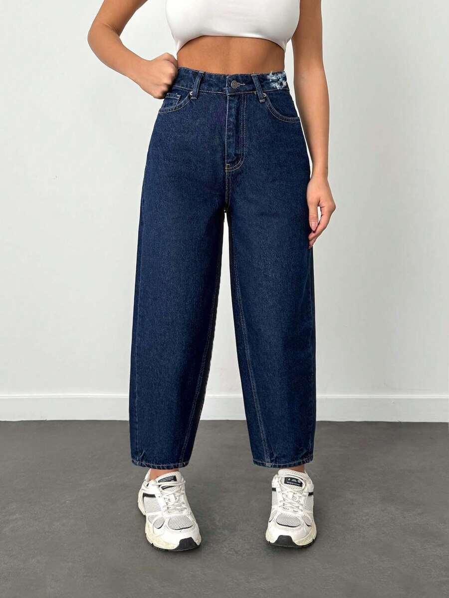 granatowe spodnie jeans