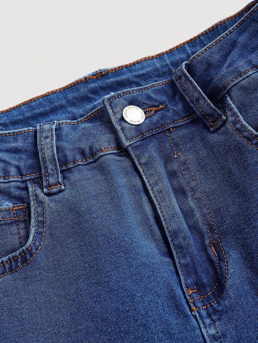niebieskie spodnie jeans