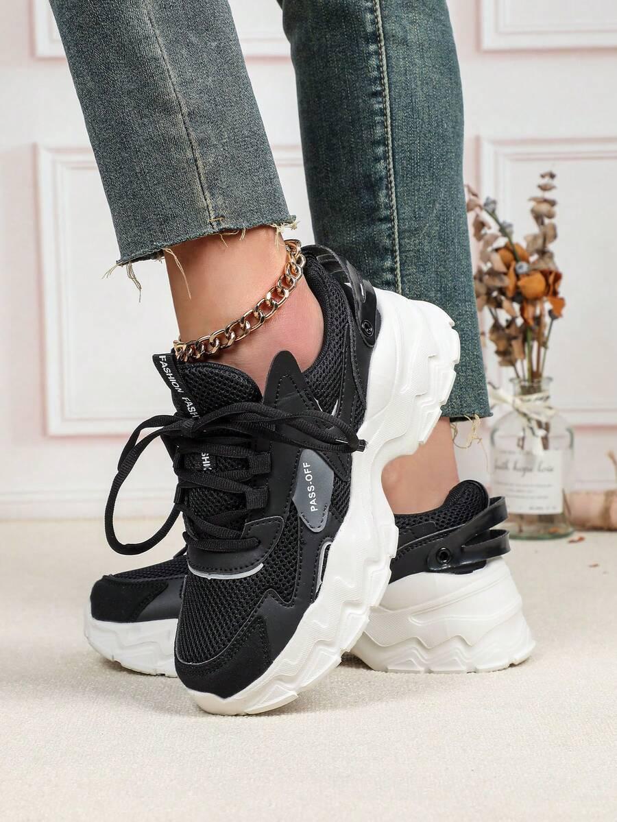 czarne sznurowane buty sportowe
