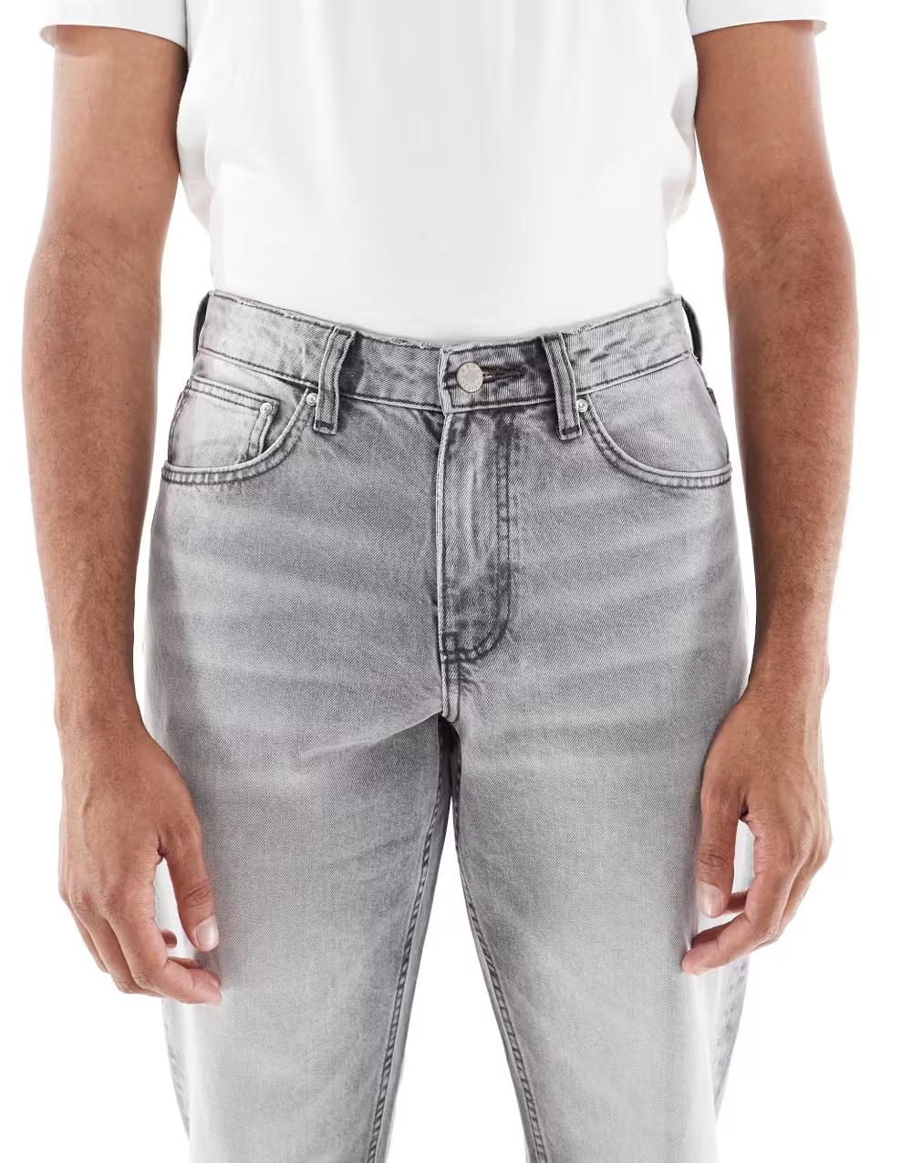szare spodnie jeans zwężane kieszenie