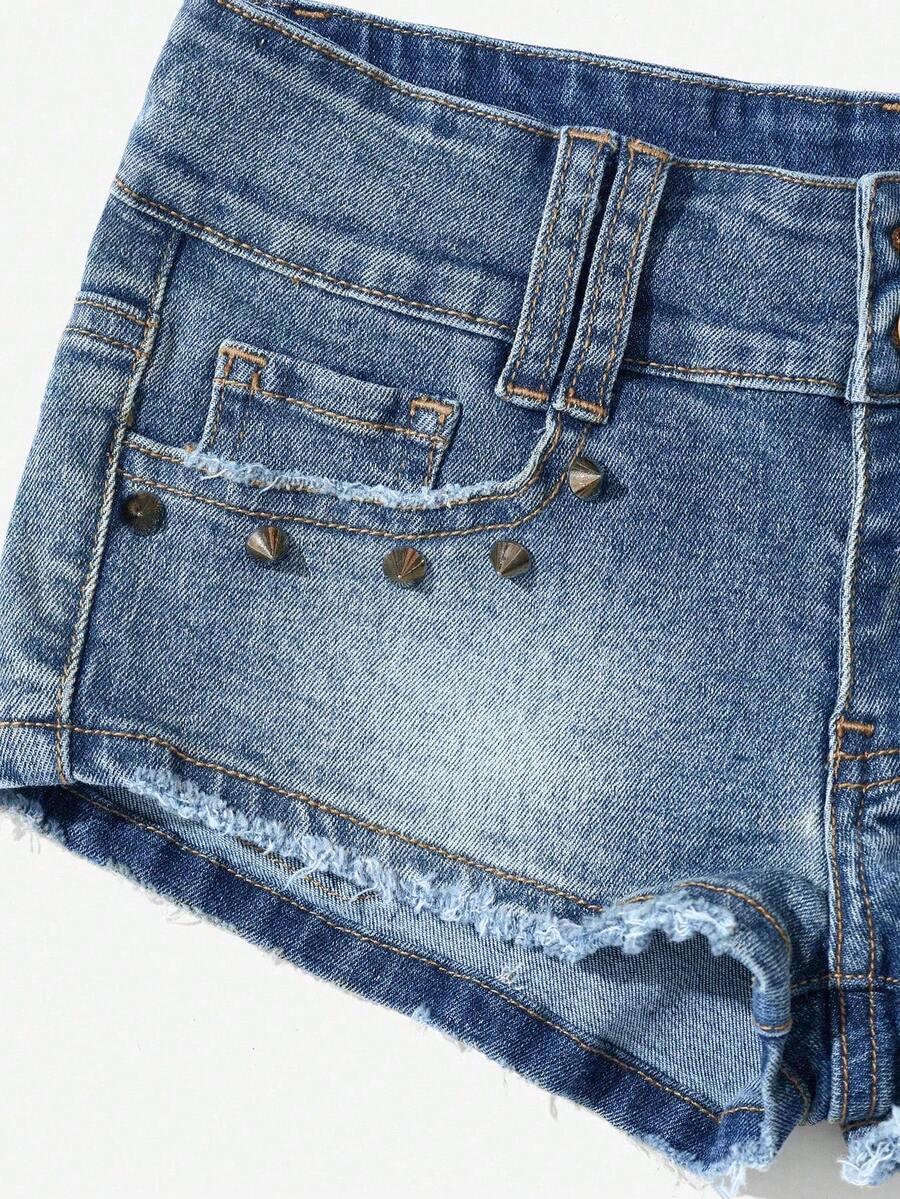niebieskie krótkie spodenki jeans
