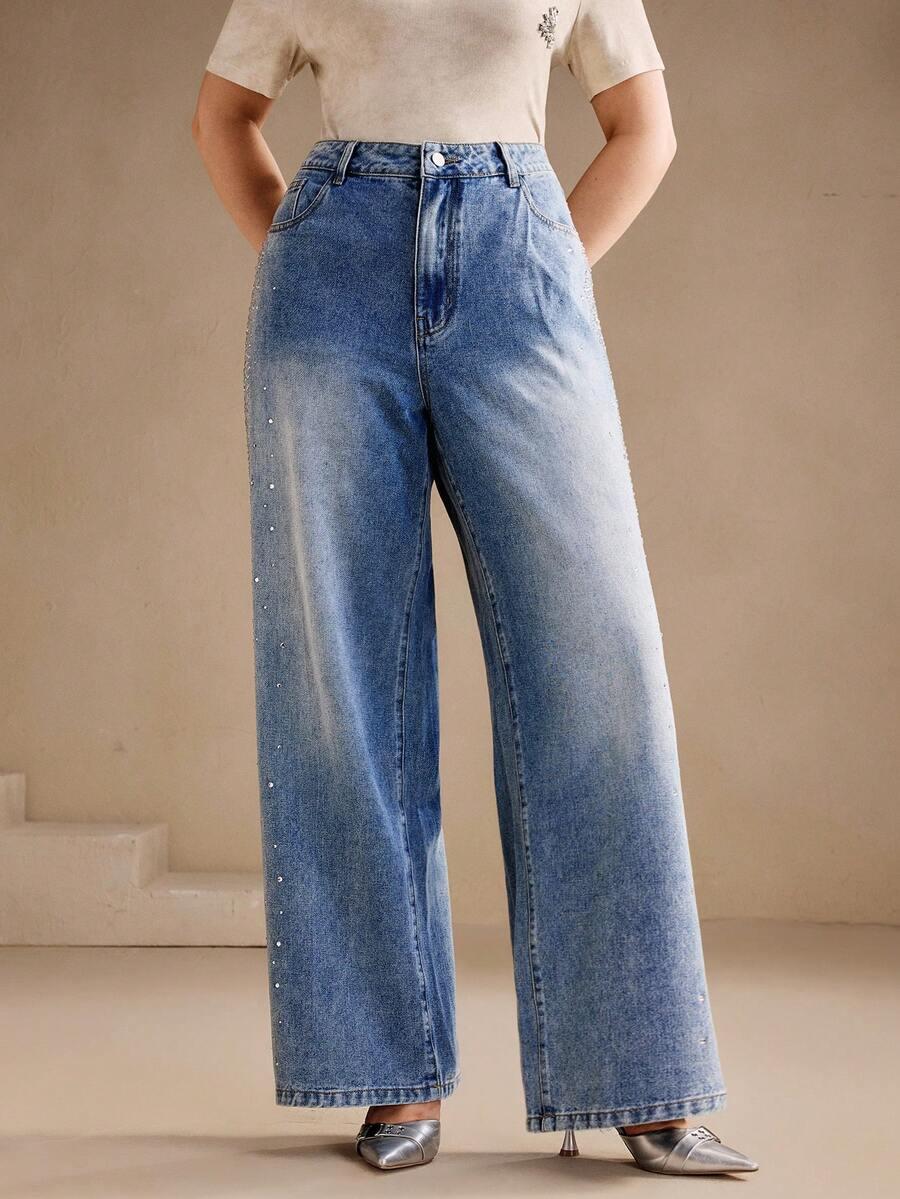 niebieskie spodnie jeans