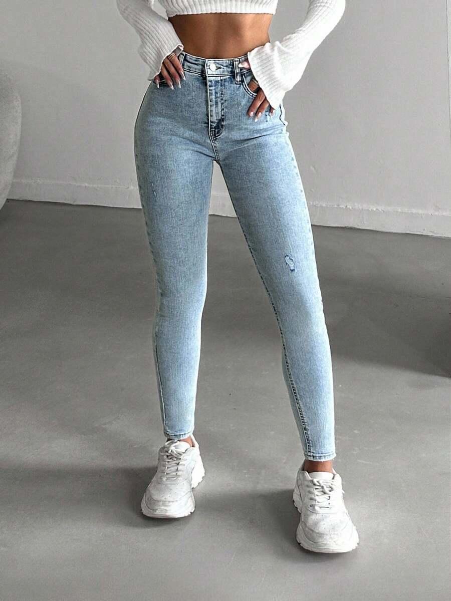niebieskie spodnie jeans rurki