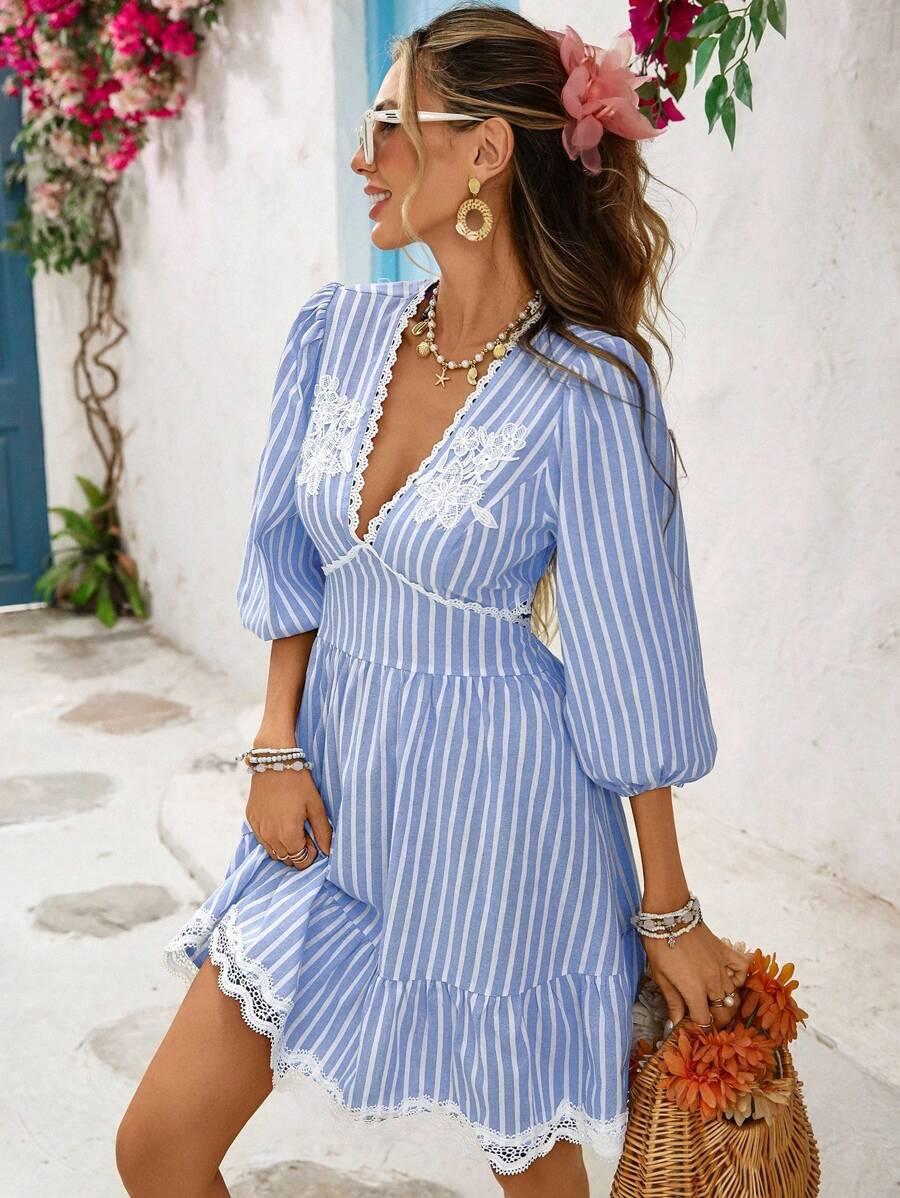 niebieska sukienka w paski v-neck