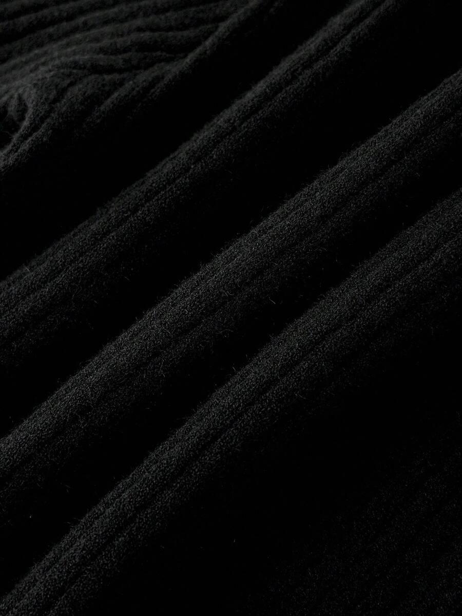 czarny sweter falbana