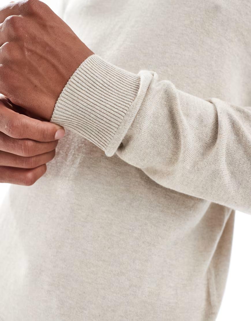 beżowy sweter okrągły dekolt