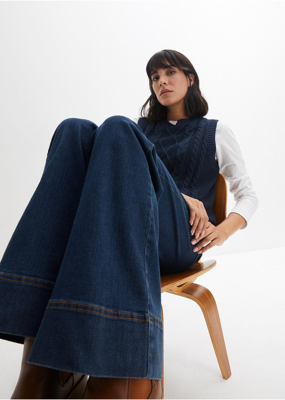 granatowe spodnie jeans 