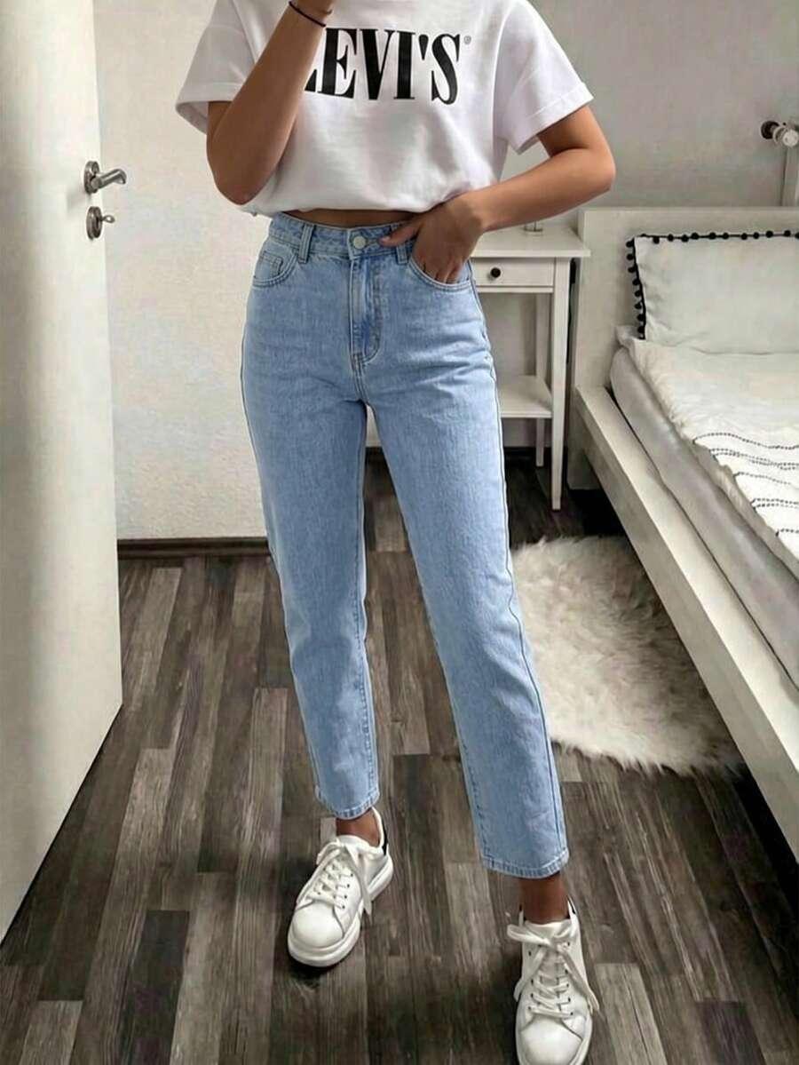 niebieskie spodnie jeans