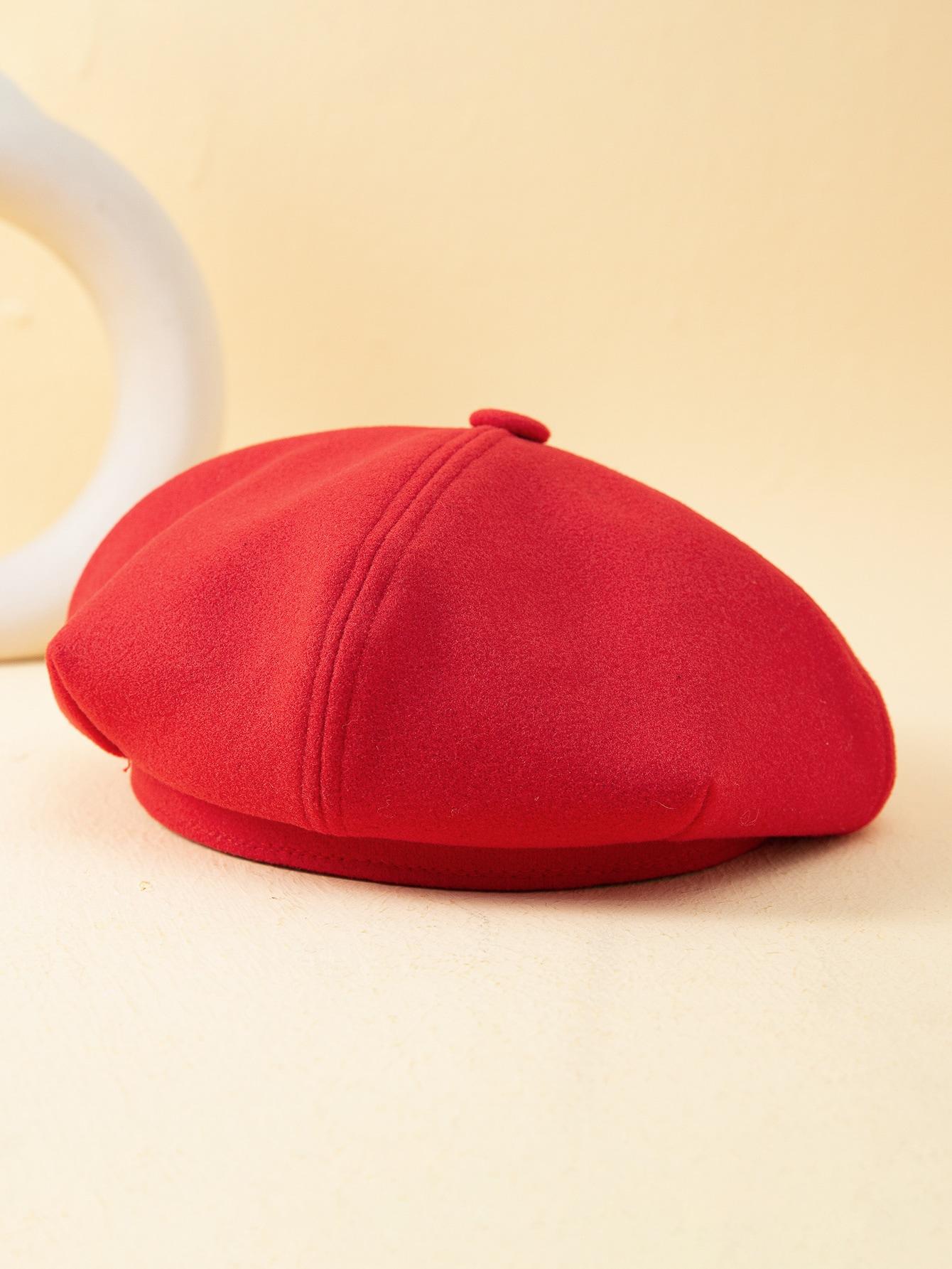 czerwony beret na głowę