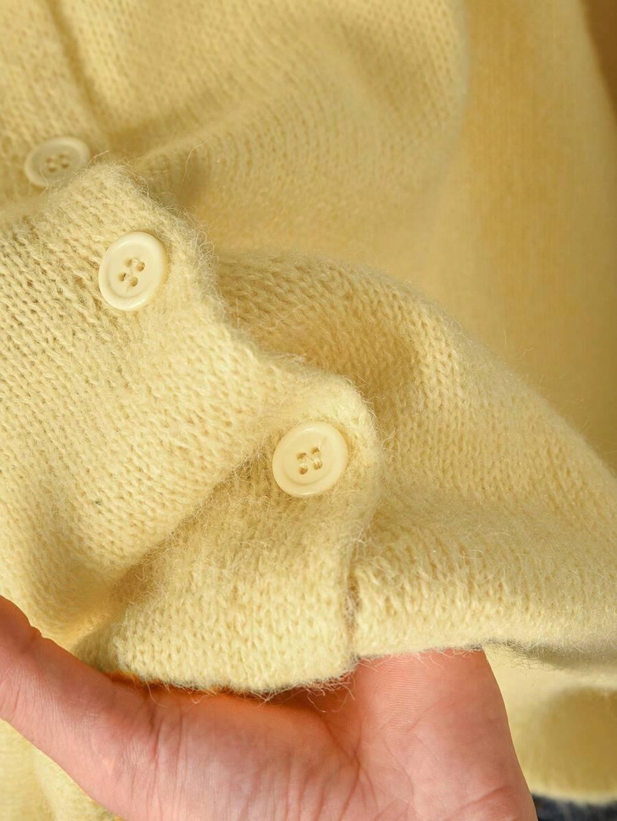 żółty dzianinowy sweter z domieszką wełny